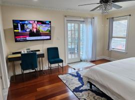 Luxury Hotel-Style Room in Queens, New York，位于贝赛的酒店