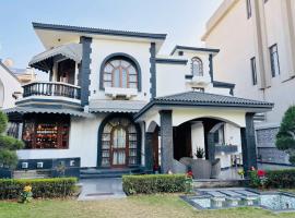 4BHK Private Villa with POOL，位于古尔冈的酒店