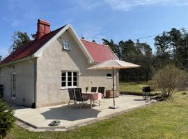 Avskilt nyrenoverat hus p&aring; stor naturtomt med n&auml;rheten till b&aring;de Visby och havet，位于维斯比的带停车场的酒店