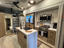 Spacious Four room glamping Rv with Tiki bar including golf cart，位于River Ranch的酒店
