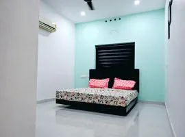 Elamkulam Penthouse - 3bhk AC with Kitchen - Kochi