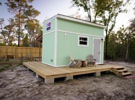Casita Verde Tiny House，位于邓内伦的酒店