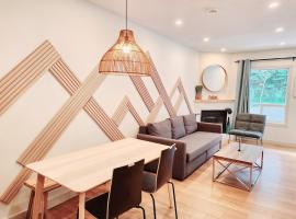 The OVERLOOK Stay-Mountain View-Free Parking，位于坎莫尔的酒店