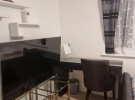 Charming Modern Home in Cheltenham，位于切尔滕纳姆的酒店