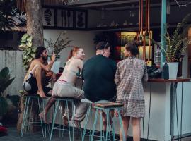 Paddle Cult Surf & Yoga，位于瓦尔卡拉的酒店