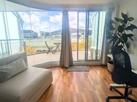 Dana-Central Apartment with Mount Ainslie Views