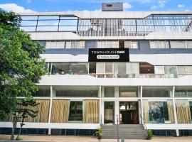 Super Townhouse Oak Hadapsar，位于Mundhva的酒店