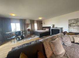 Chambre Deluxe et salon avec lit double et sofa - 5 pers，位于Ollon的酒店