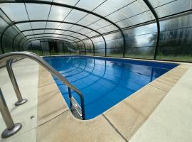 Etage du rez-jardin 2 chambres et salon 6 à 7 pers，位于Ollon的酒店