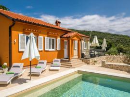 Villa Miholascica 3 in Island Cres by Villas Guide，位于茨雷斯的酒店