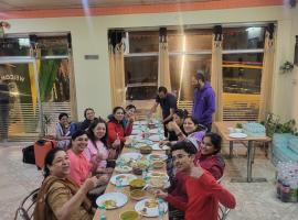 The Pine-hill Kasauli I Restaurant I Sky Deck I Manki point view I Couple friendly I Party Events，位于Dharampur的酒店