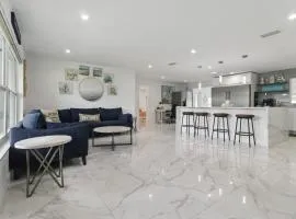 Hot Tub - Pet Friendly - Mins to Beach - Sleeps 11 - Family