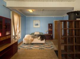 The blue room at Vevstogo - cosy with a mesmerizing view, sauna and eco living in an old school house，位于Løken的酒店