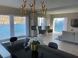 Leilighet med høy standard og fantastisk havutsikt