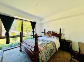 Spacious 7 BR Home with Two Kitchens，位于南万提那的酒店