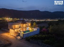 StayVista at The Binclave with Bar, Pool & Bonfire，位于斋浦尔的酒店