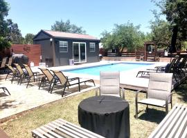 Charming Cabin on a Glamping Resort with Swimming Pool in Austin, Texas，位于奥斯汀的酒店