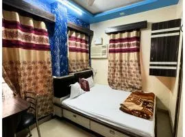 HOTEL LUXUARY H M INTERNATIONAL Near Ganga River and Shree Kashi Vishwanath Temple - Fully Air Conditioning Room - Best Hotel