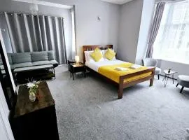 A-N-G Apartments - Parking EV 22kW by the Beach, Canoe Lake & South Parade Pier