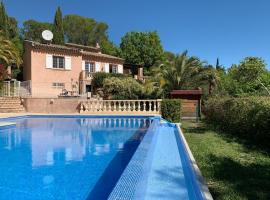 Stunning family villa with pool，位于斐甘尼尔的酒店