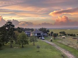 Waterfront Vacation Rental with a Hot Tub and Dock on Edisto Island, South Carolina，位于埃迪斯托艾兰的酒店