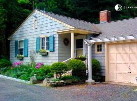 Peaceful and Pet-Friendly Cottage Rental on Picturesque Country Estate near Black Rock State Park, Connecticut，位于Watertown的酒店