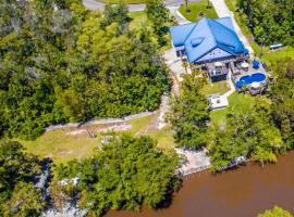 Incredibly Spacious Rental with Private Pool and River Access in Gulfport, Mississippi，位于Cedar Lake的酒店