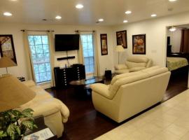 Idyllic Riverfront Retreat with a Pool and a Hot Tub on the Gulf Coast, Mississippi，位于Cedar Lake的酒店