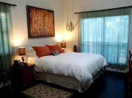 Delightful Family-Friendly Cabin Rental on Private Ranch near Smithville, Texas，位于Waelder的酒店