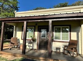 Comfy Equipped Lodge Great for a Peaceful Getaway in Texas，位于Waelder的酒店