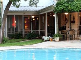 Romantic Suite Rental for Couples at Ranch Retreat near Smithville, Texas，位于Waelder的酒店