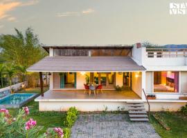 StayVista at Asteria Enclave with WiFi, Pool, AC，位于纳西克的酒店