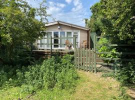 New Forest 2 bedroom Guest Suite & Hot Tub，位于Ibsley的带按摩浴缸的酒店