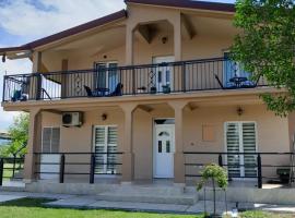 Apartments Zejak，位于Mitrovići的带停车场的酒店