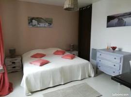Chez Julie，位于拉罗谢尔的酒店