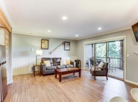 19 Mi to Mt Bachelor Ski Resort Condo with Grill，位于本德的酒店