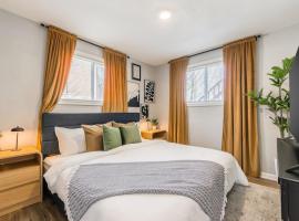 Home in Kansas City 15 mins to KCI with a KING bed and workspace，位于Riverside的酒店