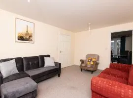 8 Guests - 4 Bedrooms - Parking - Garden