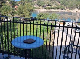 Asos Beachfront Apartment, Center village, 20m Beach - near Myrtos - Fiskardo，位于阿索斯的酒店