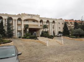 فندق الخيال الكبير，位于扎赫勒的带泳池的酒店