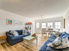 Lovely Emerald Isle Beach House - Steps to Beach!，位于翡翠岛的酒店