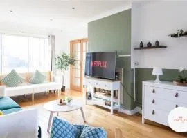 Warm and Radiant 4Bed Home Near City - Airport