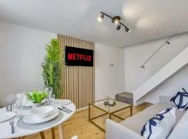 Cozy Riverside Cottage in Hertford Town with Parking