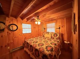 Log Cabin, Hot Tub, Secluded Close To Town，位于西杰斐逊的酒店