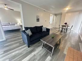 Experience Comfort and Style in Houstons Bay Area，位于休斯顿的酒店