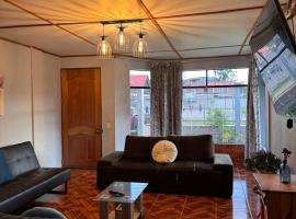 Ocsha Wasi Centrally located house with garden and grill，位于奥克萨潘帕的酒店