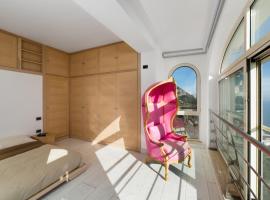 Stunning Home with Breathtaking View，位于弗洛里的分契式公寓