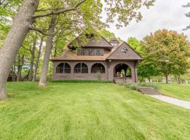 Waterfront Island Retreat on Round Island with dock，位于克莱顿的酒店