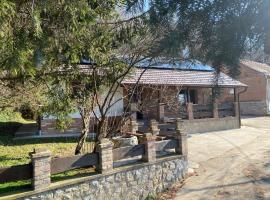 Csicsergő ház Orfű，位于欧尔菲的酒店