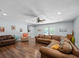 Peaceful Fairhope Retreat-Large home on 1 acre lot，位于费尔霍普的酒店